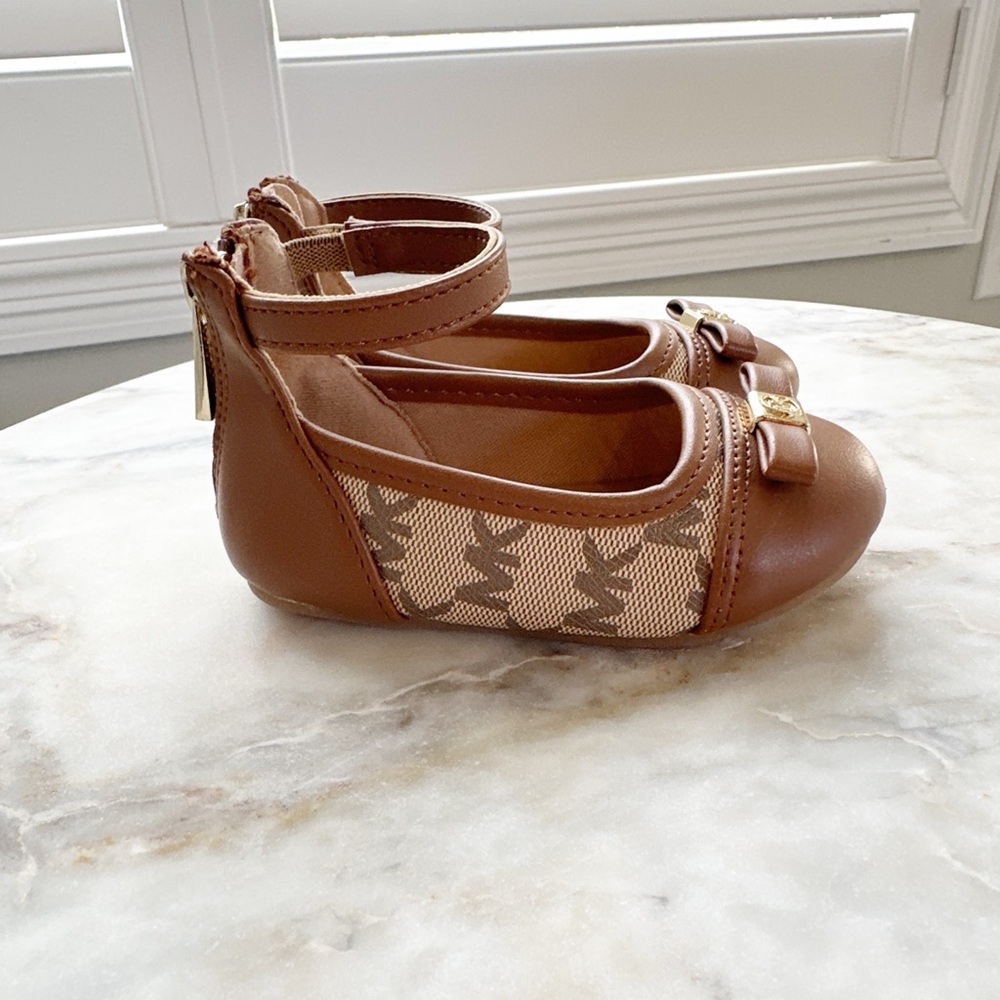 Michael Kors Baby girl dress shoes with Bow Detail